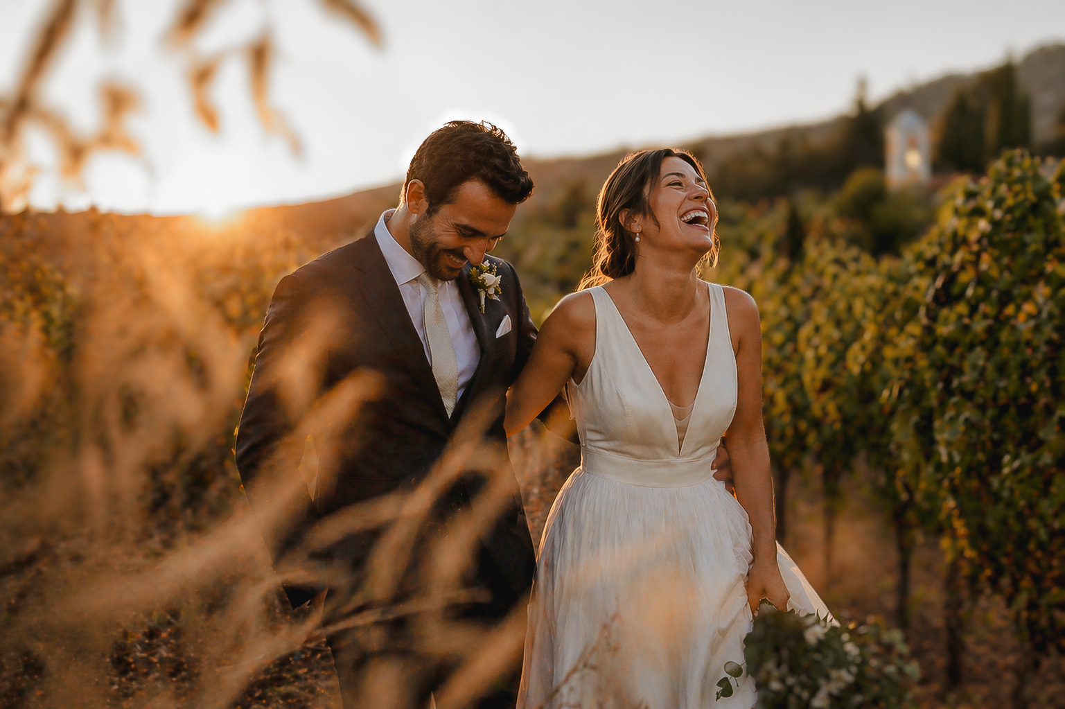Noivos a sorrirem nas vinhas da Quinta de Sant'Ana em Mafra, durante o casamento