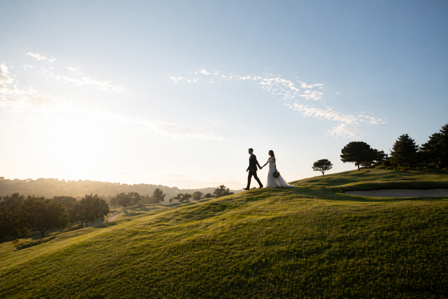 Fotografia de casamento com noivos a caminharem na Penha Longa